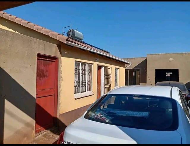 5 BEDROOM HOUSE FOR SALE IN PROTEA GLEN